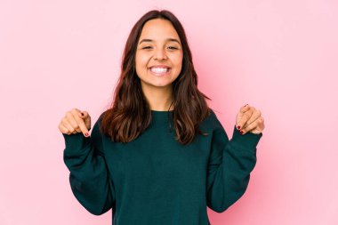 Genç melez İspanyol kadın parmaklarıyla izole noktalar, pozitif duygu..