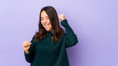 Genç melez İspanyol kadın yalnız dans ediyor ve eğleniyor..