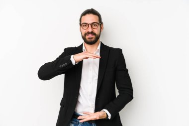 Beyaz arka planda izole edilmiş beyaz bir iş adamı iki eliyle bir şey tutuyor, ürün sunumu..