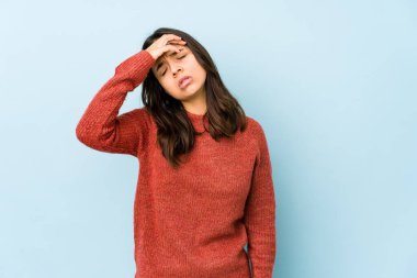 Genç melez İspanyol kadın tapınaklara dokunuyor ve baş ağrısı çekiyor..