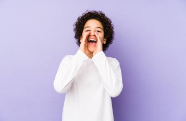 Afrikalı Amerikalı küçük çocuk yalnız başına bağırıyor..