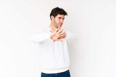 Beyaz arka planda izole edilmiş genç bir adam inkar jesti yapıyor.