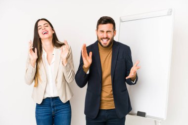 Kafkasyalı genç bir iş çifti neşeli bir şekilde gülüyor. Mutluluk kavramı.