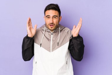 Mor arka planda soyutlanmış genç beyaz bir adamın bir fikri, ilham konsepti var..