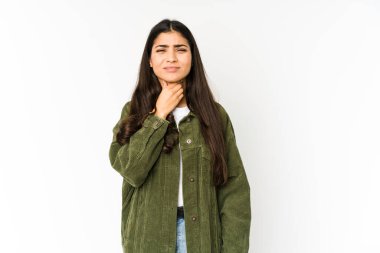 Mor arka planda izole edilmiş genç Hintli kadın virüs veya enfeksiyon yüzünden boğaz ağrısı çekiyor..