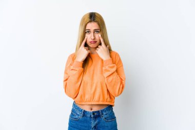 Beyaz arka planda izole edilmiş genç sarışın kadın ağlıyor, bir şeyden memnun değil, acı ve kafa karışıklığı konsepti..