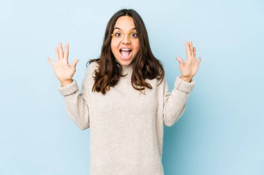 Genç, melez, İspanyol bir kadın yalnız başına. Hoş bir sürpriz bekliyor. Heyecanlı ve el kaldırıyor..