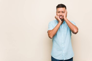 Güney Asyalı genç adam sızlanıyor ve ağlıyor..