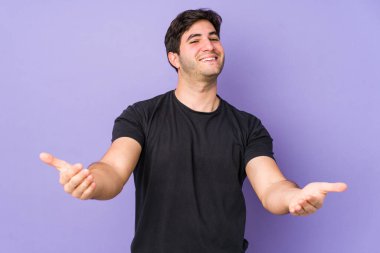 Mor arka planda izole edilmiş genç bir adam hoş bir ifade sergiliyor..