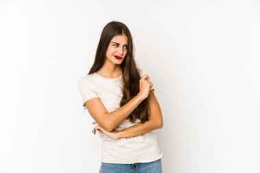 Beyaz arka planda soyutlanmış beyaz bir kadın kafası karışmış, kuşkulu ve kendinden emin değil..