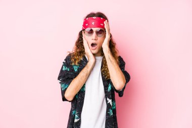 Kafkasyalı genç hippi, ağlayıp sızlanıyor..