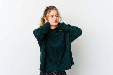 Beyaz sırtlı beyaz bir kadın. Oturaklı yaşam tarzından dolayı boyun ağrısı çekiyor..