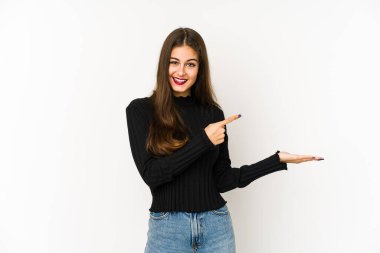 Beyaz arka planda izole edilmiş beyaz tenli genç bir kadın, elinde bir fotokopi alanı tutarken heyecanlanıyor..