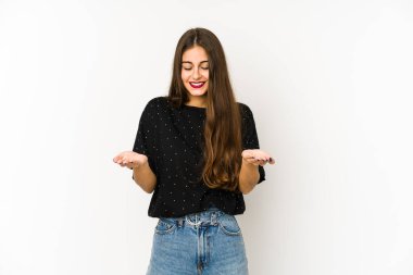 Beyaz arka planda izole edilmiş beyaz bir kadın elinde avuç içi bir şeyle kameraya sunuyor..