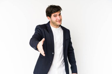 Beyaz arka planda izole edilmiş genç bir iş adamı selamlama jesti olarak kameraya elini uzatıyor..