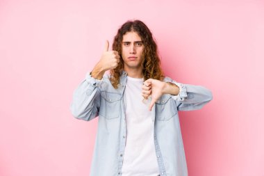 Uzun saçlı adam kendini soyutlamış baş parmağını kaldırıyor, zor seçim konsepti.