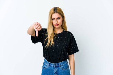Beyaz arka planda izole edilmiş genç sarışın kadın hoşlanmadığı bir hareket gösteriyor. Anlaşmazlık konsepti.