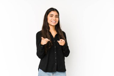 Mor arka planda izole edilmiş genç Hintli kadın. Önü işaret eden neşeli gülümsemeler..