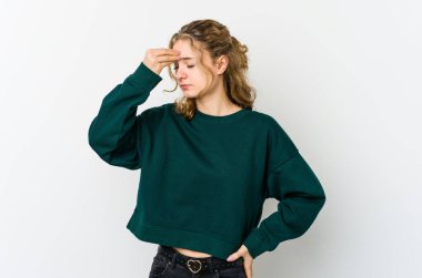 Beyaz sırtında beyaz bir kadın baş ağrısı çekiyor, yüzüne dokunuyor..