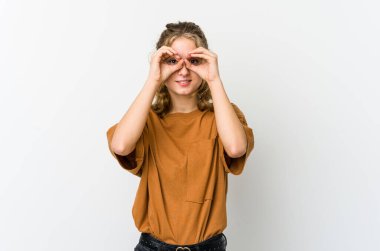 Beyaz arka planda beyaz saçlı genç beyaz kadın gözlerinde sorun olmadığını gösteriyor.