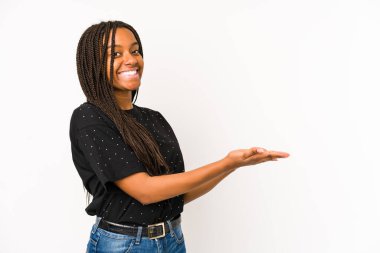 Beyaz arka planda izole edilmiş genç Afrikalı Amerikalı bir kadın. Elinde palmiye üzerinde bir fotokopi alanı var..