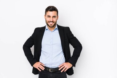 Beyaz bir geçmişi olan, beyaz tenli genç beyaz bir iş adamı yalnız, kendine güveni tam, kalçalarını tutuyor..