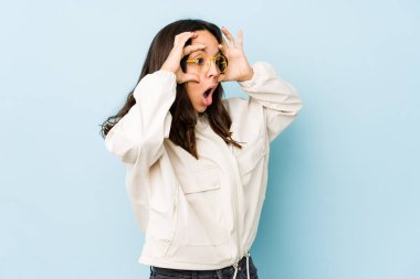 Genç, melez İspanyol bir kadın izole edilmiş. Başarı fırsatı bulmak için gözlerini açık tutuyor..