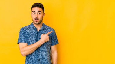 Sarı fırında izole edilmiş genç bir beyaz adam yan tarafı gösteriyor.