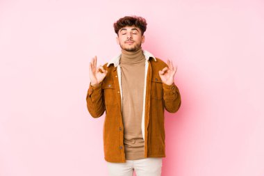 Yalnız poz veren genç bir Arap. 