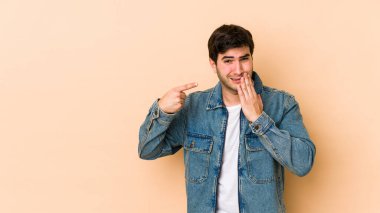 Bej arka planda izole edilmiş genç bir adam. Güçlü bir diş ağrısı ve azı dişi ağrısı var..