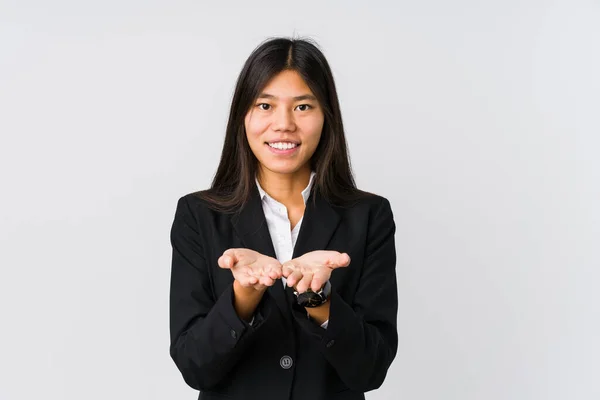 Joven Mujer Negocios Asiática Sosteniendo Algo Con Palmas Las Manos —  Fotos de Stock