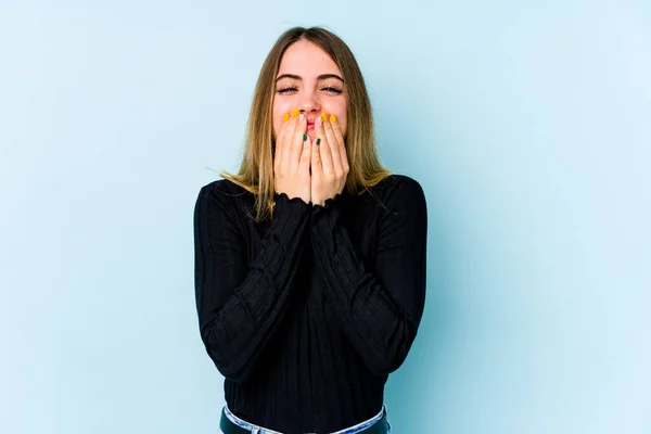 Jonge Blanke Vrouw Geïsoleerd Blauwe Achtergrond Lachen Iets Bedekken Mond — Stockfoto