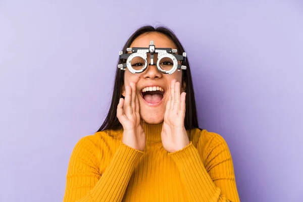 Youn Mulher Indiana Com Óculos Optometria Gritando Animado Para Frente — Fotografia de Stock