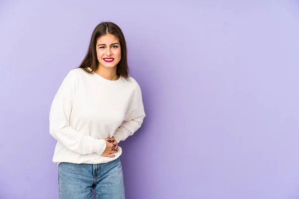 Mujer Joven Caucásica Aislada Sobre Fondo Púrpura Con Dolor Hígado — Foto de Stock