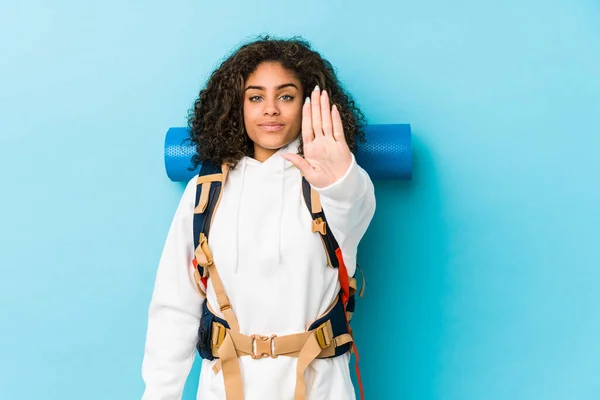 Ung Afrikansk Amerikansk Backpacker Kvinna Står Med Utsträckt Hand Visar — Stockfoto