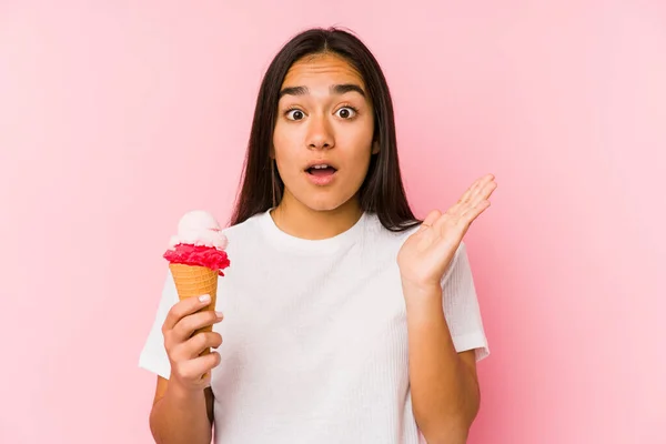 Jonge Aziatische Vrouw Het Houden Van Een Ijs Geïsoleerd Verrast — Stockfoto