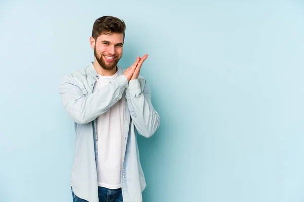 Jeune Homme Caucasien Isolé Sur Fond Bleu Sentant Énergique Confortable — Photo