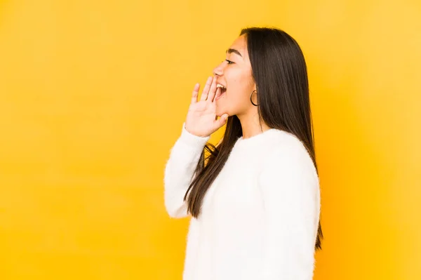 Mujer Joven Aislada Sobre Fondo Amarillo Gritando Sosteniendo Palma Cerca — Foto de Stock