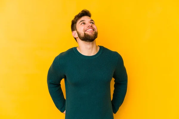 Jovem Caucasiano Isolado Fundo Amarelo Relaxado Feliz Rindo Pescoço Esticado — Fotografia de Stock