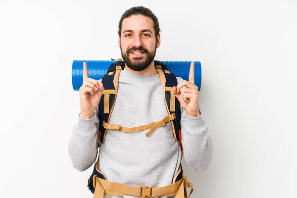 Homem Mochileiro Jovem Isolado Fundo Branco Indica Com Ambos Dedos — Fotografia de Stock