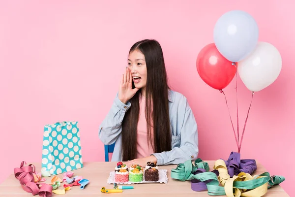 Joven Mujer China Organizando Cumpleaños Aislado Gritando Sosteniendo Palma Cerca —  Fotos de Stock