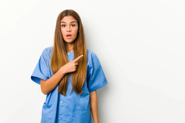 Joven Enfermera Caucásica Señalando Lado — Foto de Stock