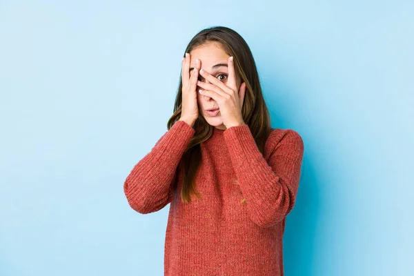 Giovane Donna Caucasica Posa Isolato Lampeggiare Attraverso Dita Spaventato Nervoso — Foto Stock