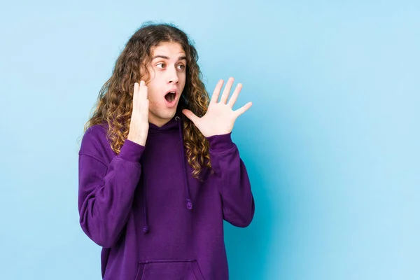 Lang Haar Man Poseren Geïsoleerde Schreeuwt Luid Houdt Ogen Open — Stockfoto