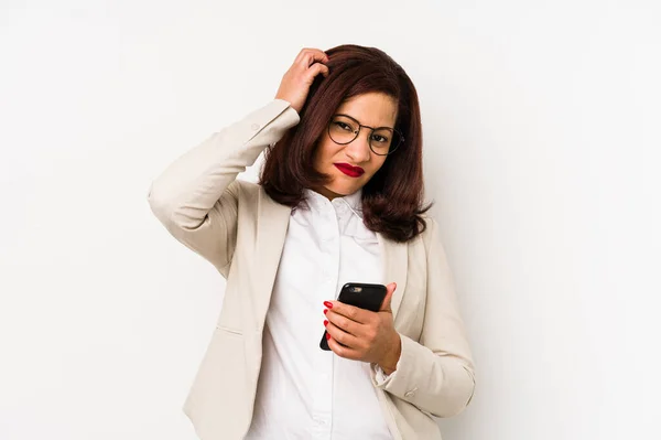 Mujer Latina Mediana Edad Sosteniendo Teléfono Móvil Aislado Siendo Sorprendido —  Fotos de Stock