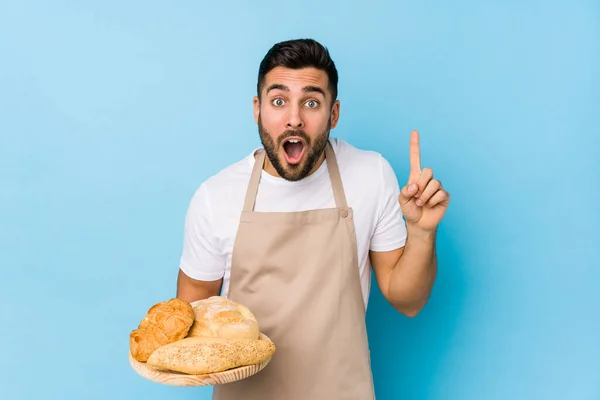 Junge Hübsche Bäcker Mann Isoliert Mit Einer Idee Inspiration Konzept — Stockfoto