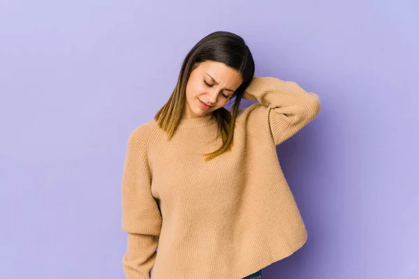 Ung Kvinna Isolerad Lila Bakgrund Har Nacksmärta Grund Stress Massera — Stockfoto