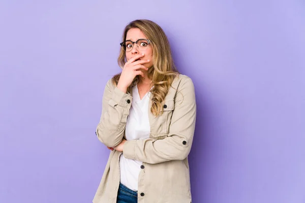 Jonge Kaukasische Vrouw Geïsoleerd Paarse Achtergrond Bang Bang — Stockfoto