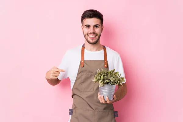 Joven Jardinero Caucásico Sosteniendo Una Persona Aislada Planta Señalando Mano — Foto de Stock