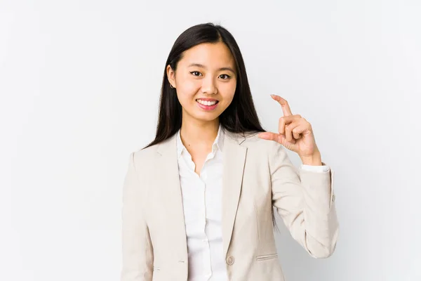 Junge Chinesische Geschäftsfrau Isoliert Etwas Mit Den Zeigefingern Haltend Lächelnd — Stockfoto